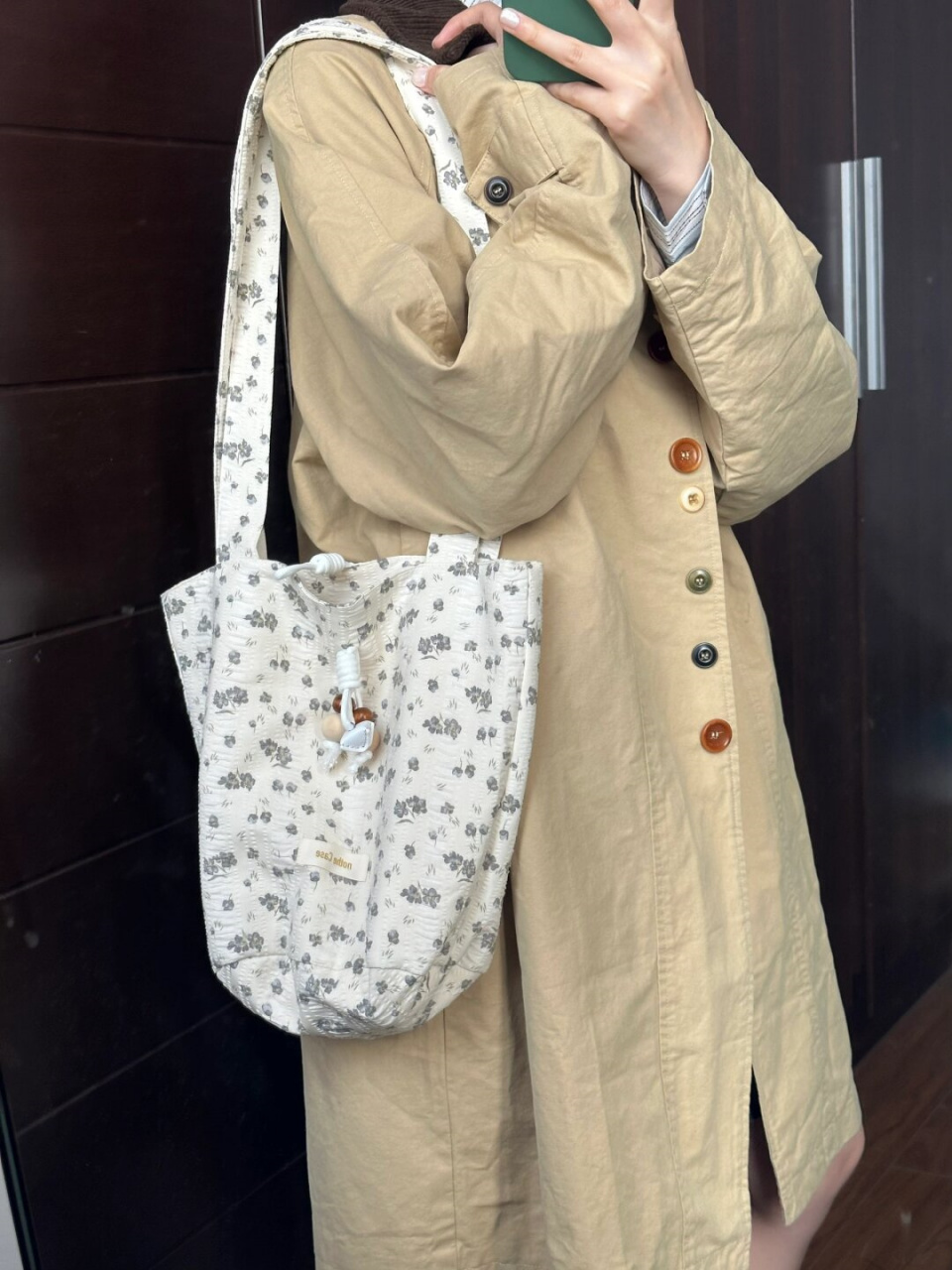 好喜欢日系叠穿  这件风衣的扣子非常独特,充满了日系风格,十分吸引人