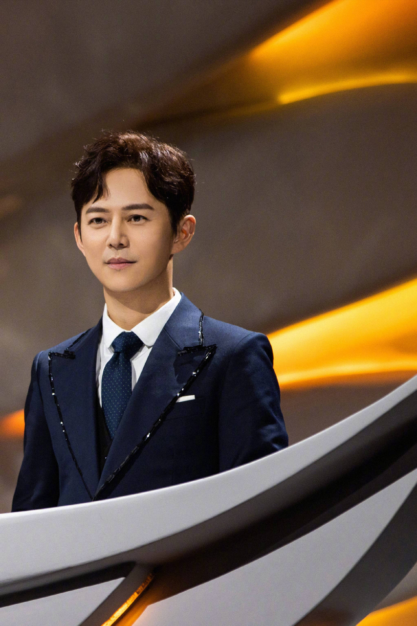 湖南卫视跨年晚会还是离不开何炅!