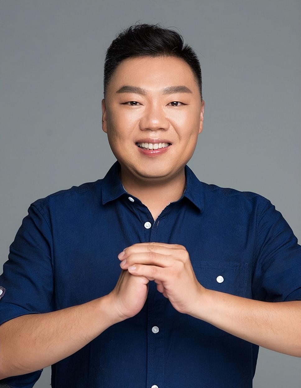 演员姜超:相亲20次才成功,与胖妻蜗居生活也幸福