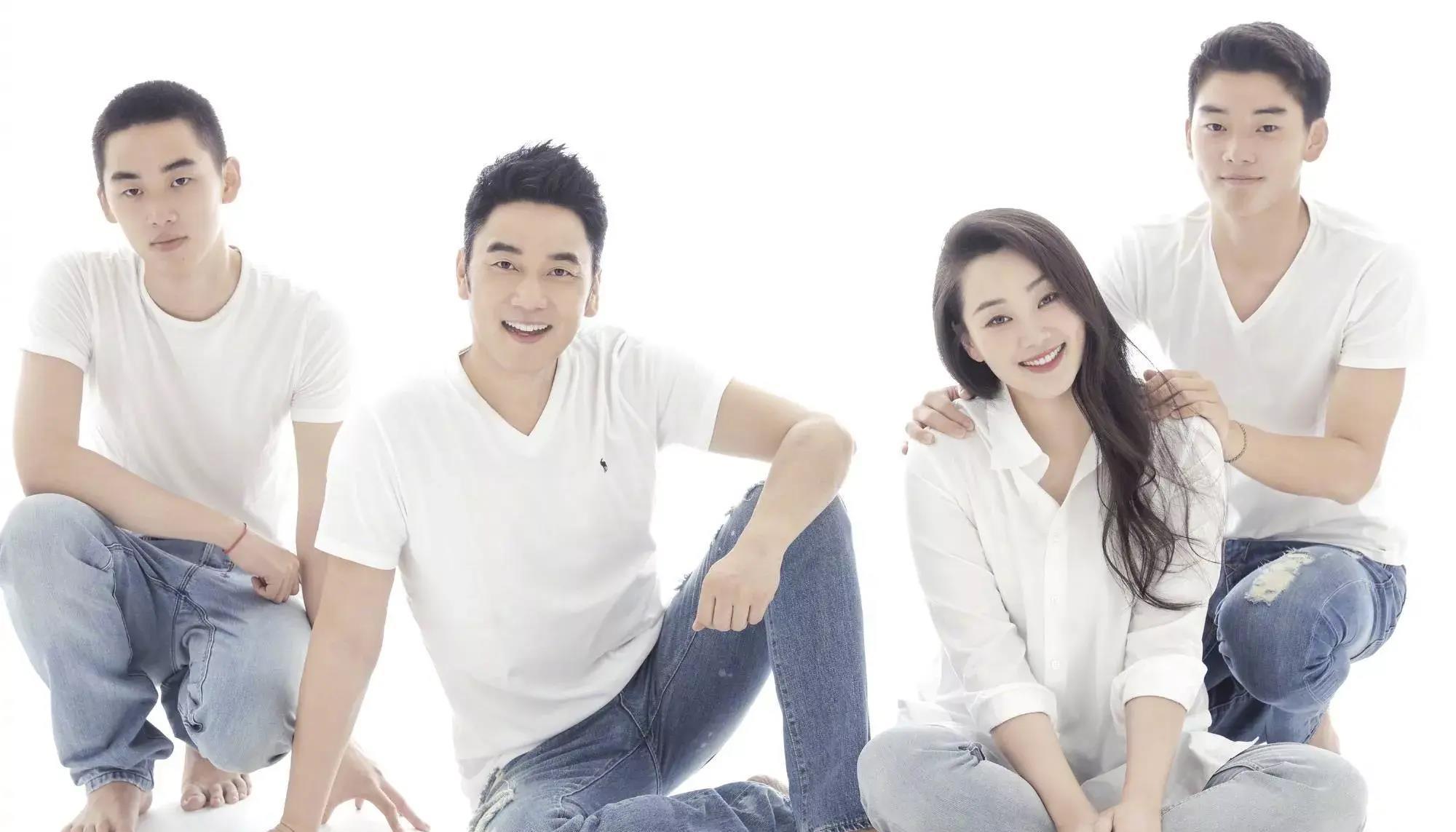 林依轮携儿子逛游乐园,24岁林子濠颜值不输爸爸,父子同框似兄弟