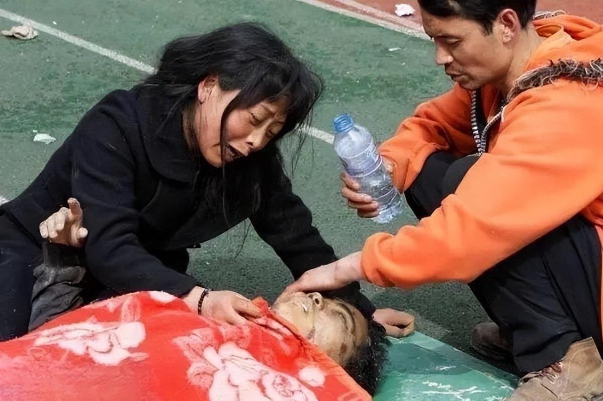 美女死亡地震图片