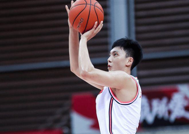 广东华南虎新领袖胡明轩:离队关键人物,新队长崭露头角