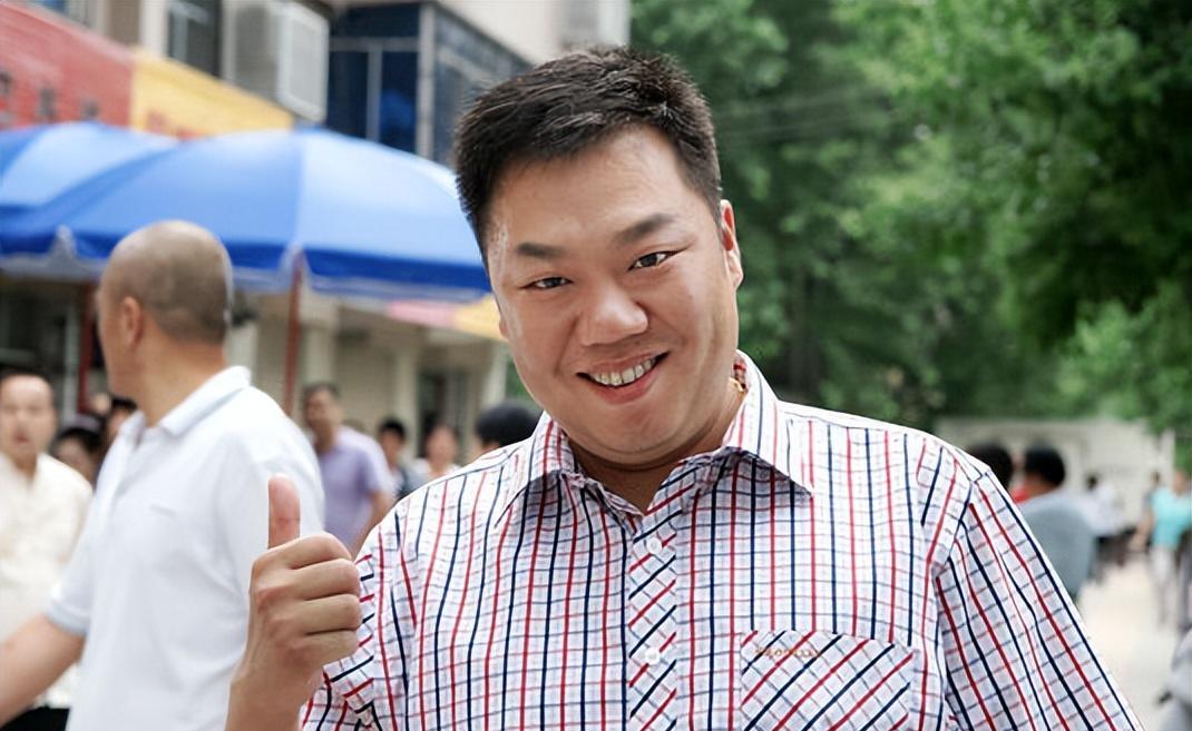 演员姜超:相亲20次才成功,与胖妻蜗居生活也幸福