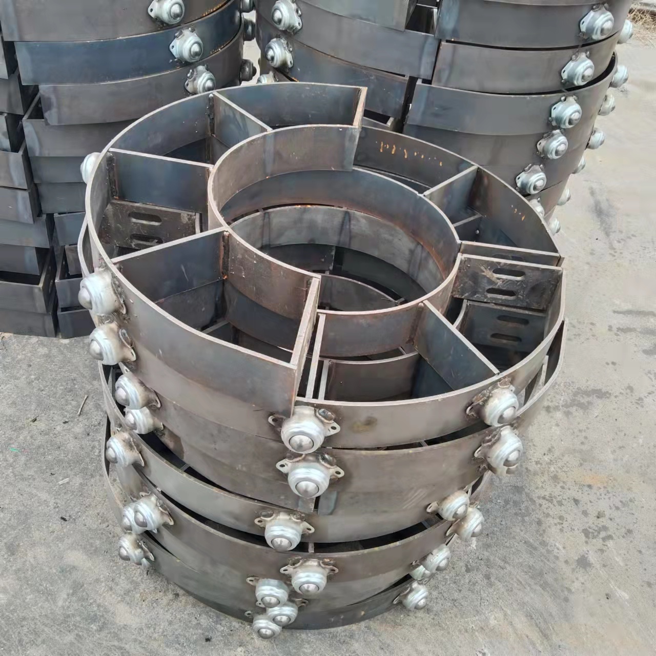 管道管托滑动支架是一种用于支撑和固定管道的设备