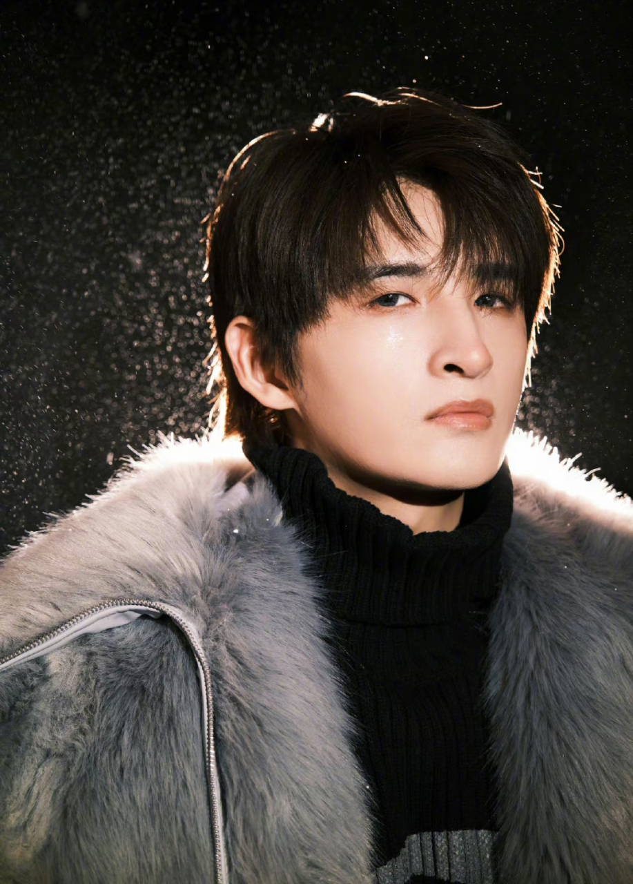 张远,我从07快男南京赛区就关注他,喜欢他了,多年之后,他看起来更