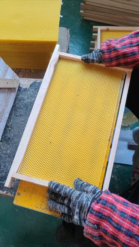 蜂箱巢框厂家实拍,成品巢框制作过程展示-度小视