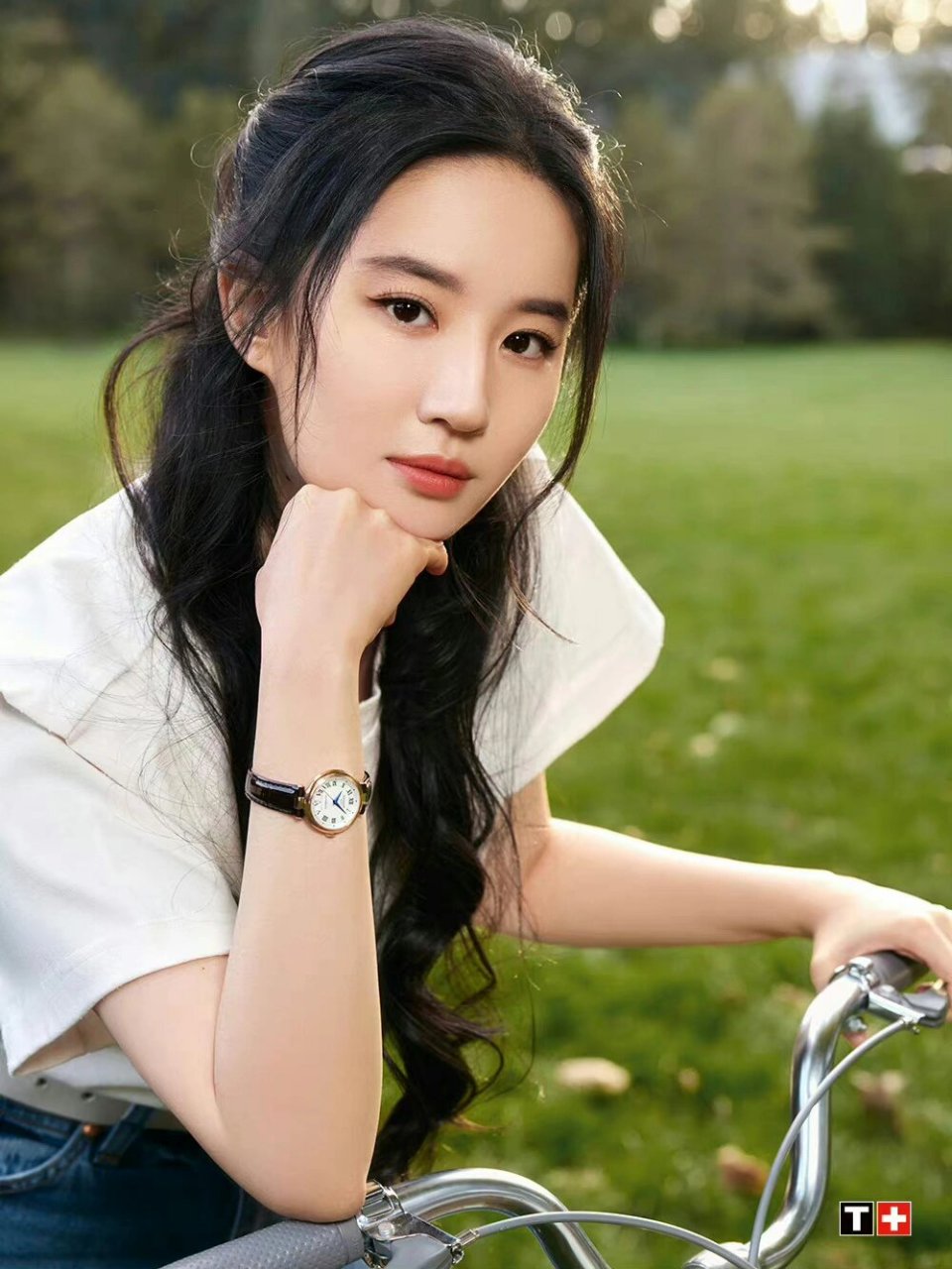 刘亦菲的眼眸向下,平静温柔.