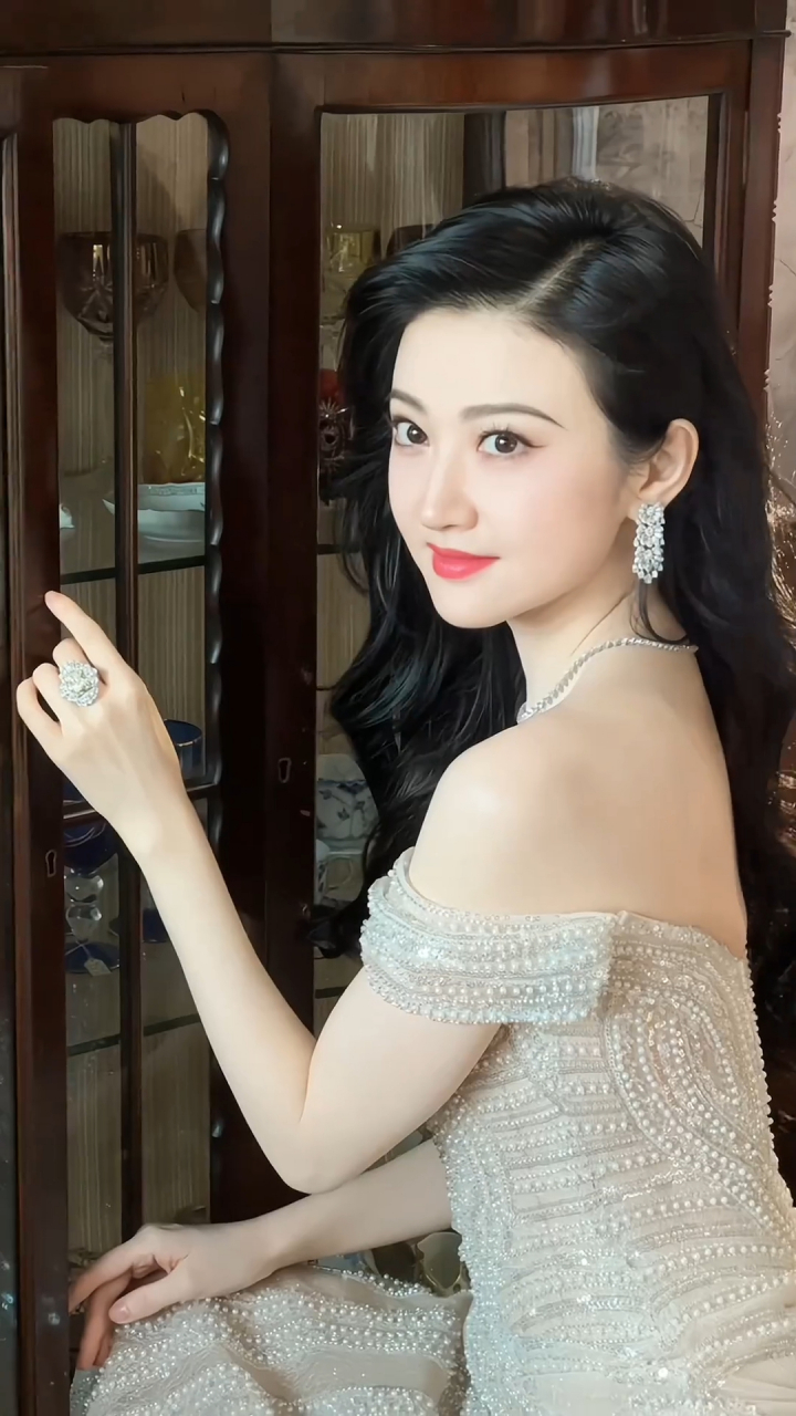 景甜身穿一字肩浅香槟色珠子亮片长裙,优雅高贵