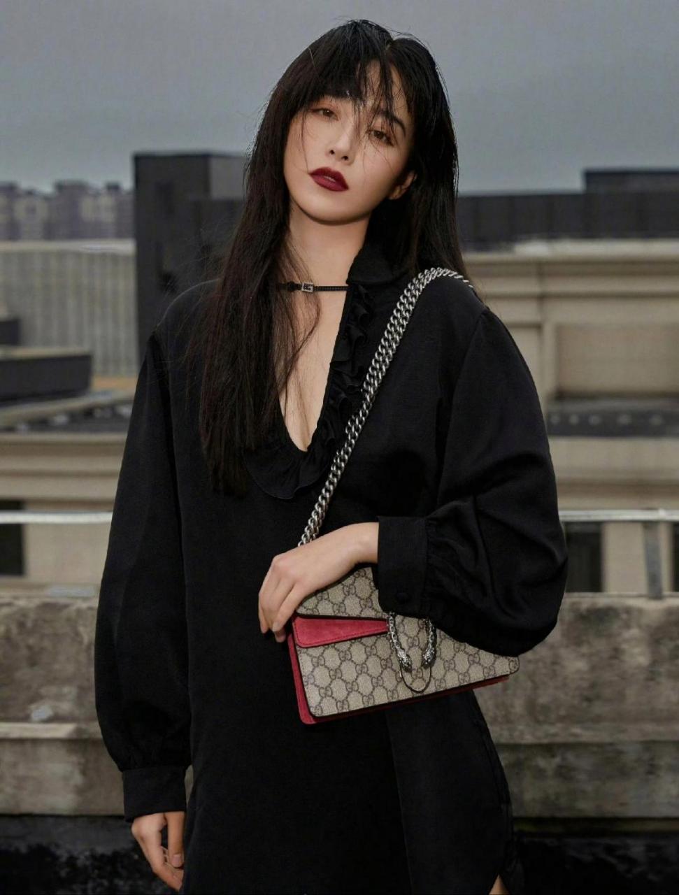 阚清子肤白貌美,身穿黑色短裙,美丽动人.