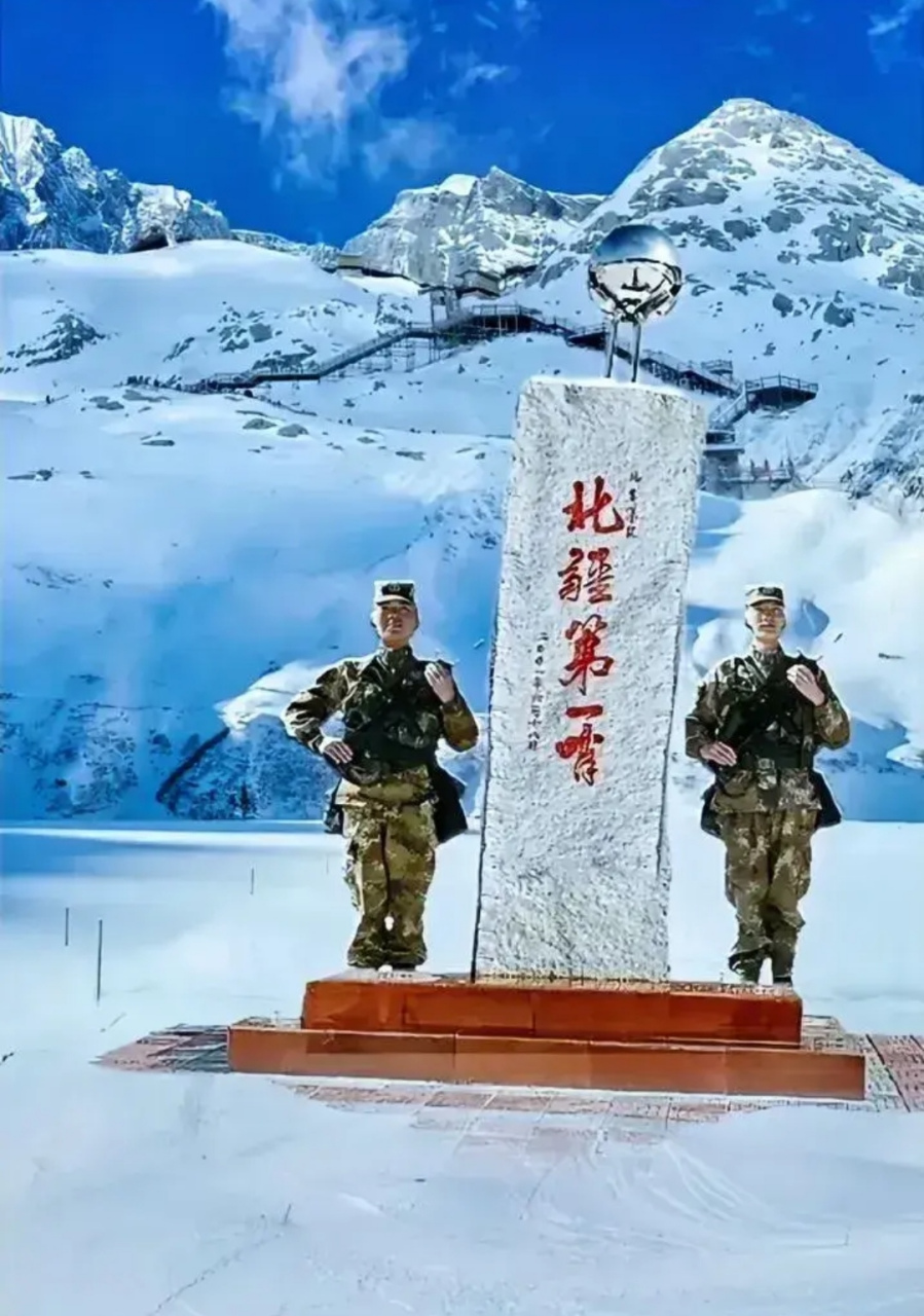 边防雪山站岗哨兵图片图片