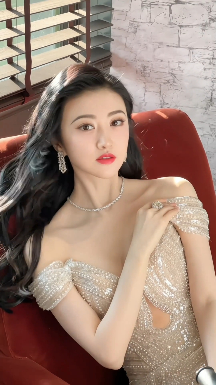 景甜身穿一字肩浅香槟色珠子亮片长裙,优雅高贵