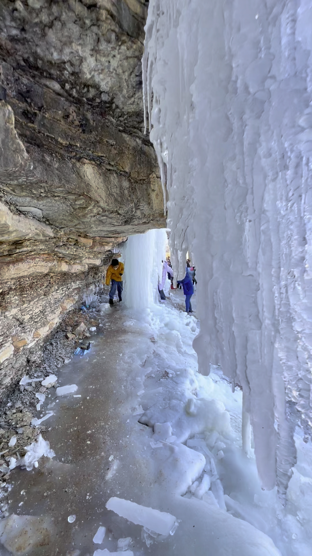 枣庄最火的就是山亭岩底的冰溜子,人太多了