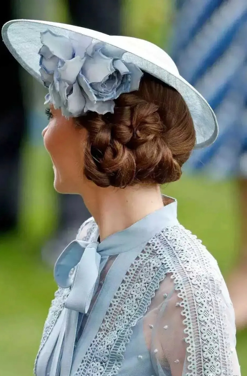 英国凯特王妃的发型一直备受关注,她那丰富多变的头发造型无疑为王室