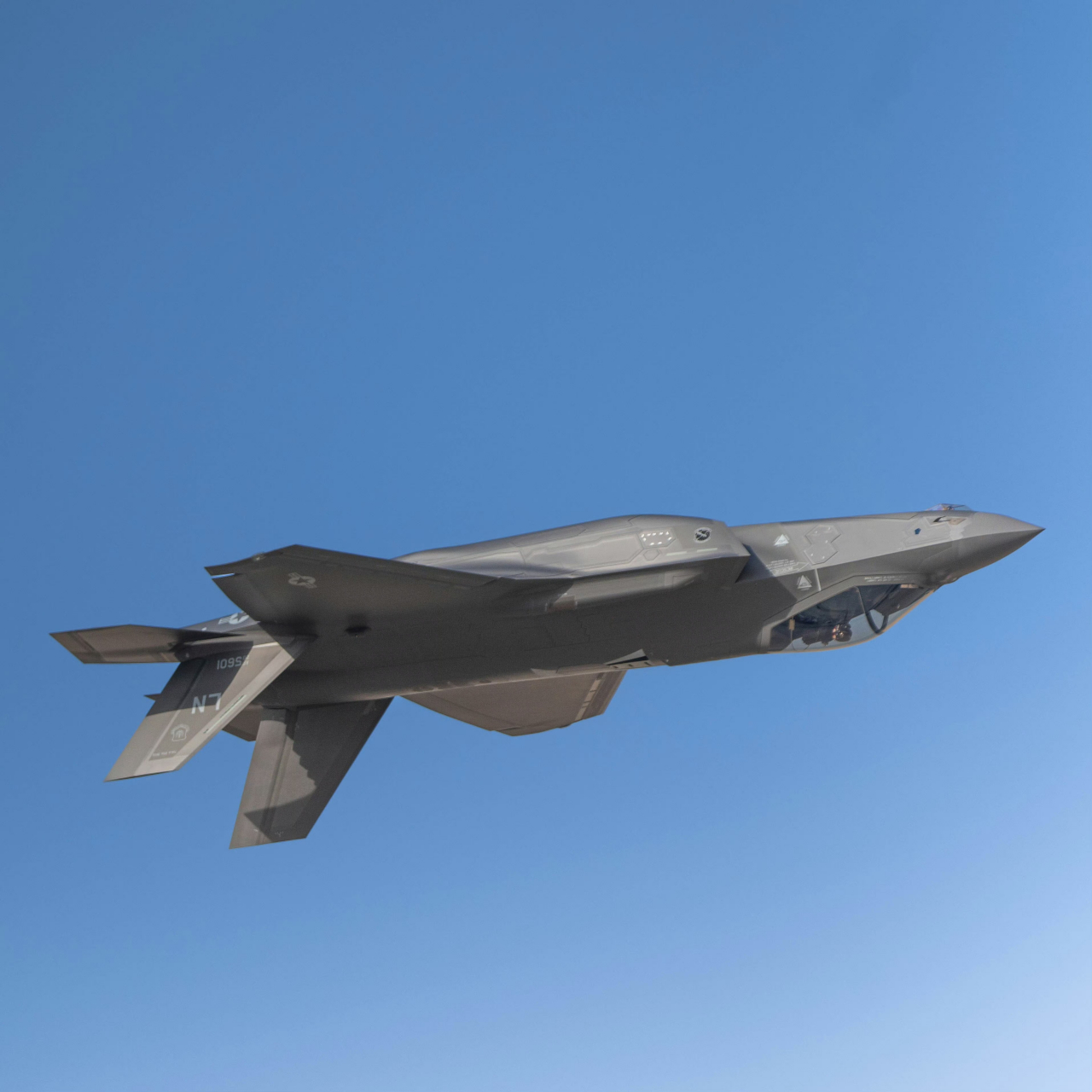 进行飞行表演的美国"肥电"f35a.