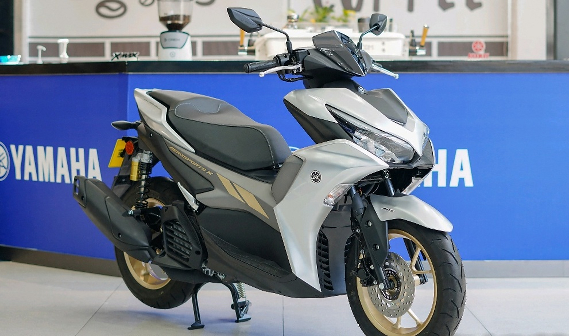 雅马哈nmax155是热门入门级踏板车,外观设计独特,配置略高于aero