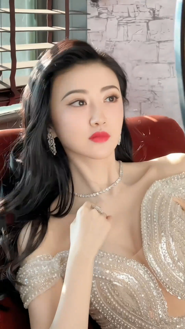 景甜身穿一字肩浅香槟色珠子亮片长裙,优雅高贵