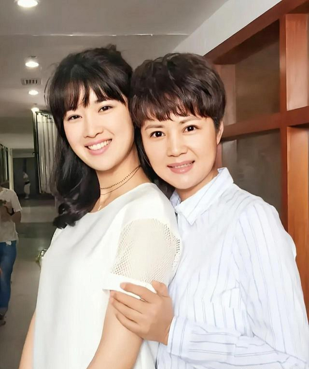 一部电视剧《跨过鸭绿江》让许多人认识了并喜爱上了饰演金医生的奚望
