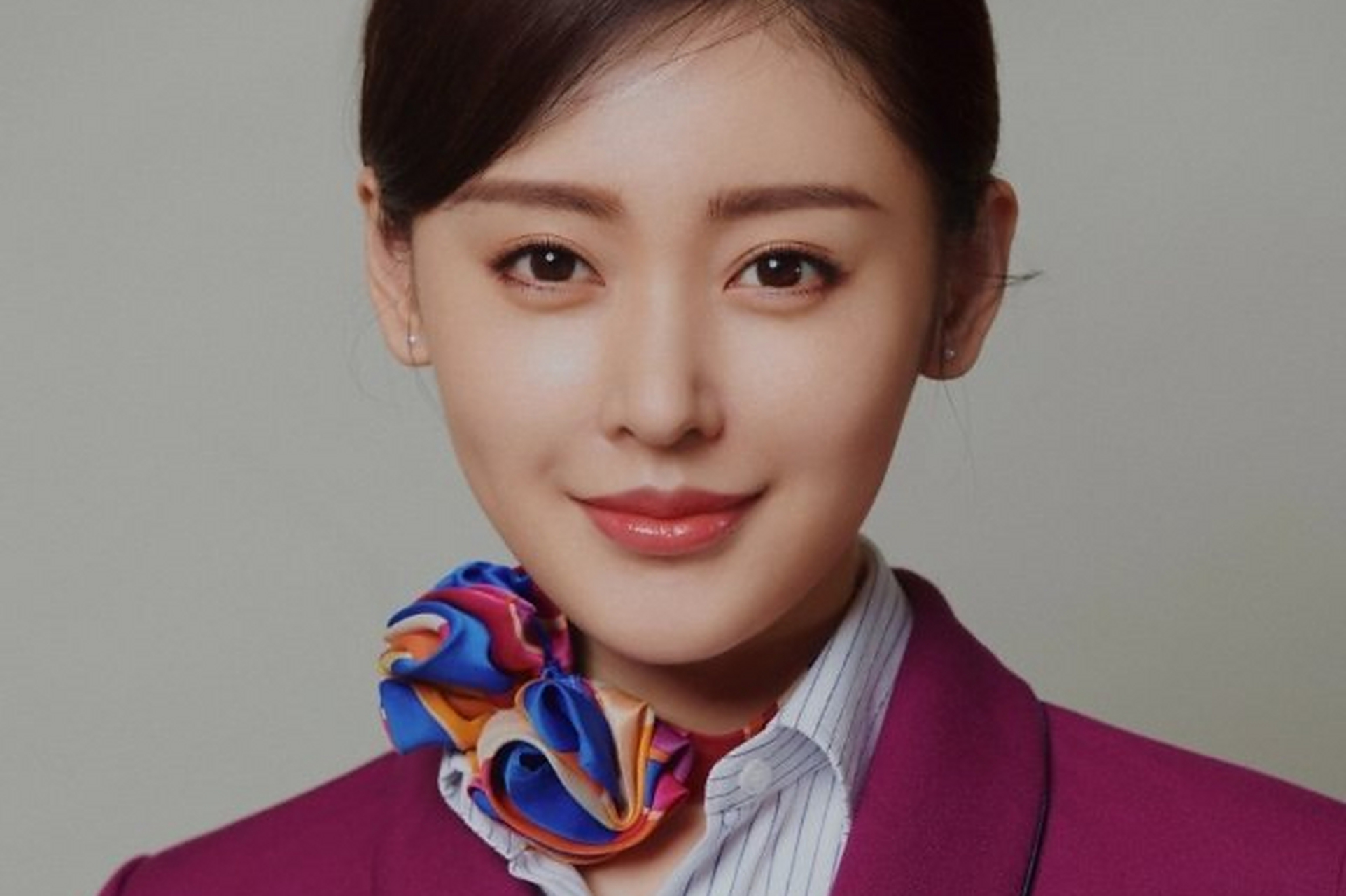 张天爱在《中国机长》中的空姐造型惊艳,气质优雅高贵,完美诠释了专业