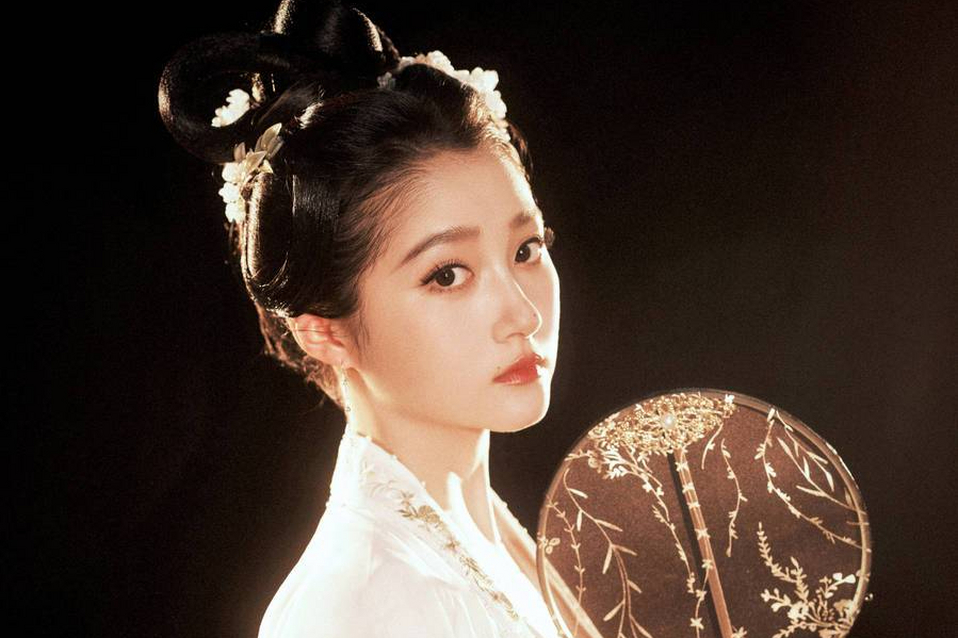 她如仙子般飘逸,展现高贵纯洁.演技真实感人,令人佩服.