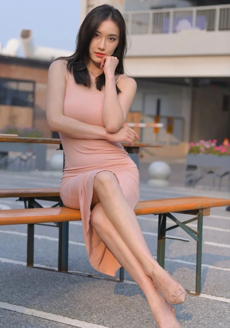 曼妙身段,风情万种,无法忘怀 可惜已经失去,无法重头再来 如今已人到