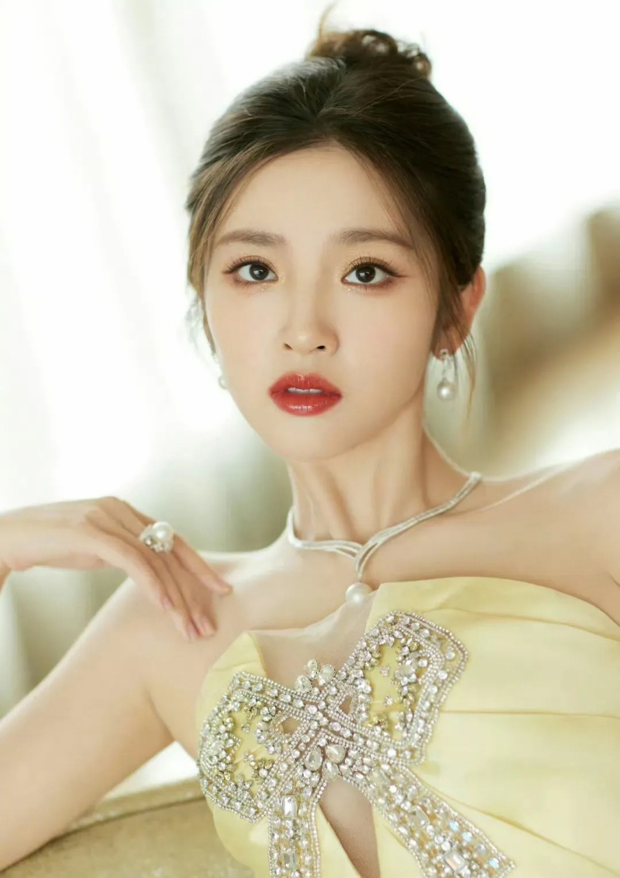 唐艺昕黄色抹胸礼服裙造型优雅美丽#惊艳瞬间# #明星出圈的穿搭