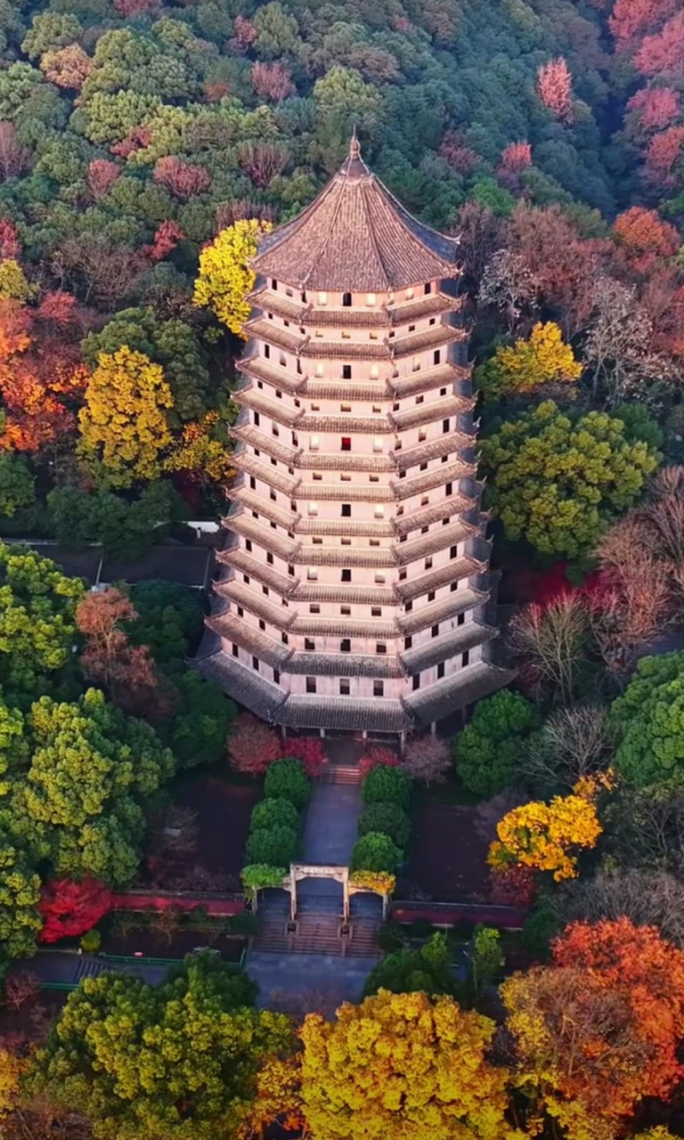 杭州六和塔位于杭州西湖之南,钱塘江畔,始建于北宋(公元970年,是中国