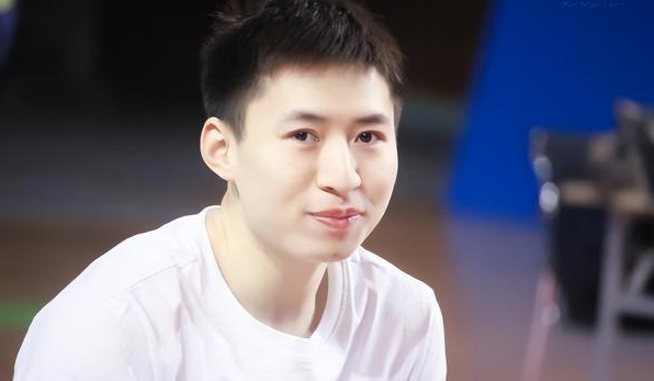 方博的经历:和陈梦从小相识,五年前是主力,直播事件后出国打球