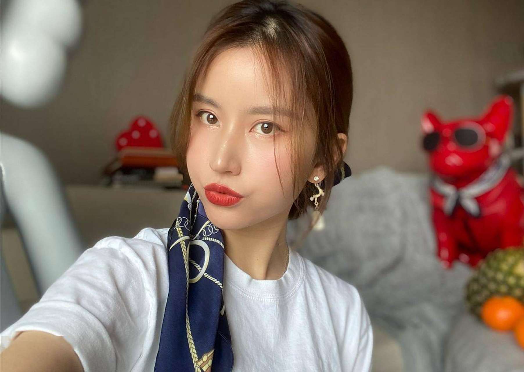 伏玟晓是一位才貌出众的主持人,在广东卫视的《百里挑一》节目中表现