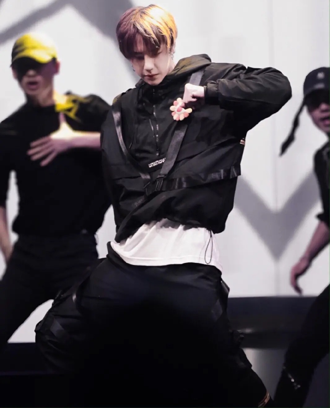 王一博的多重身份舞蹈小王子职业赛车手高冷的神