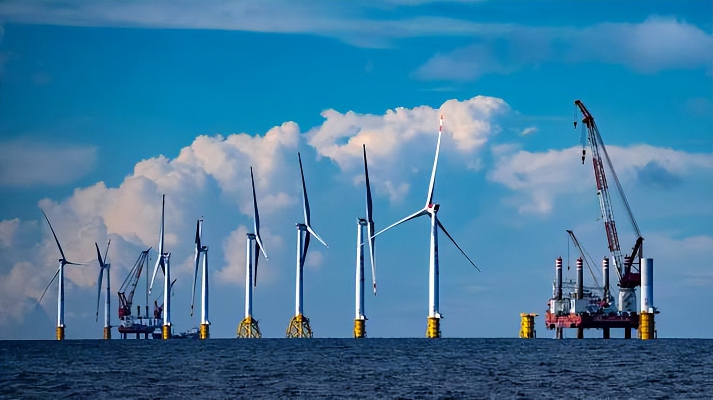 12月21日,长江三峡集团全球首台16兆瓦超大容量海上风电机组,单日发电