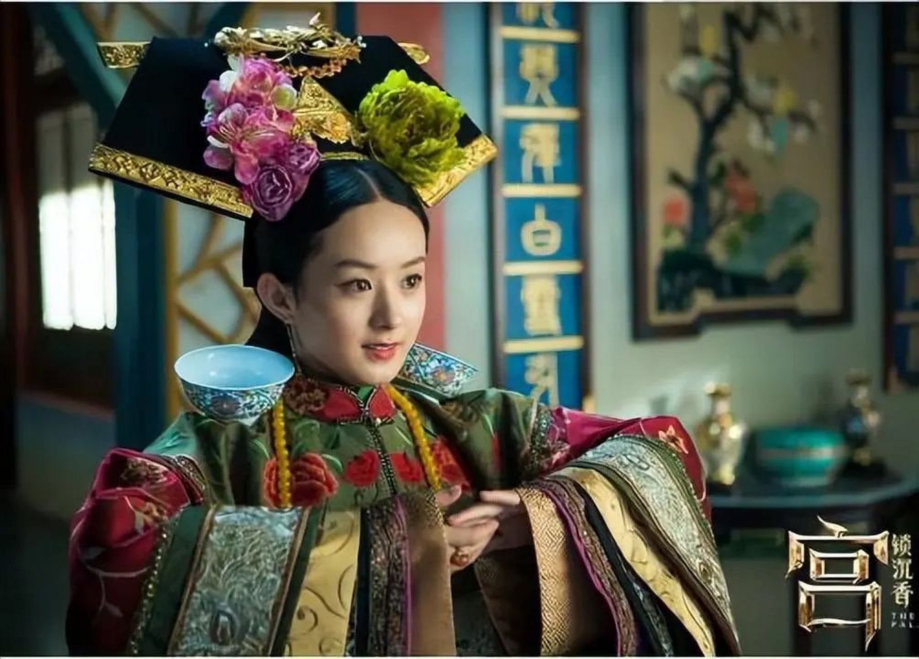 赵丽颖曾在一部电影《宫锁沉香》中给周冬雨做配角,这部电影的导演是