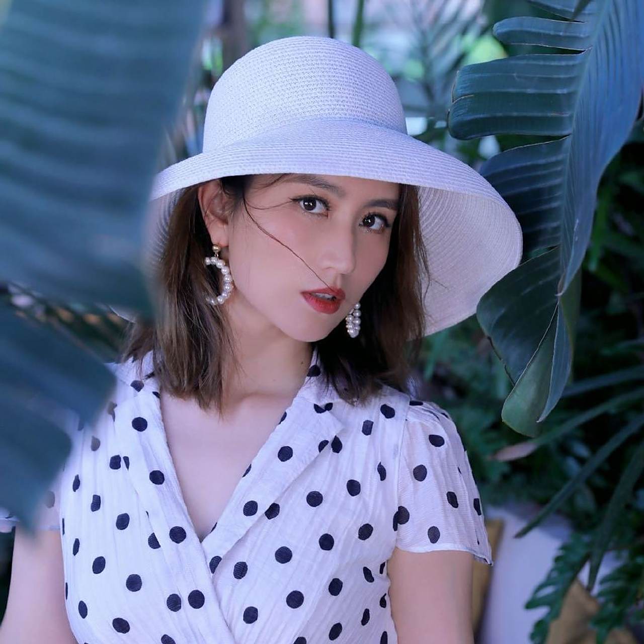 伏玟晓是一位才貌出众的主持人,在广东卫视的《百里挑一》节目中表现