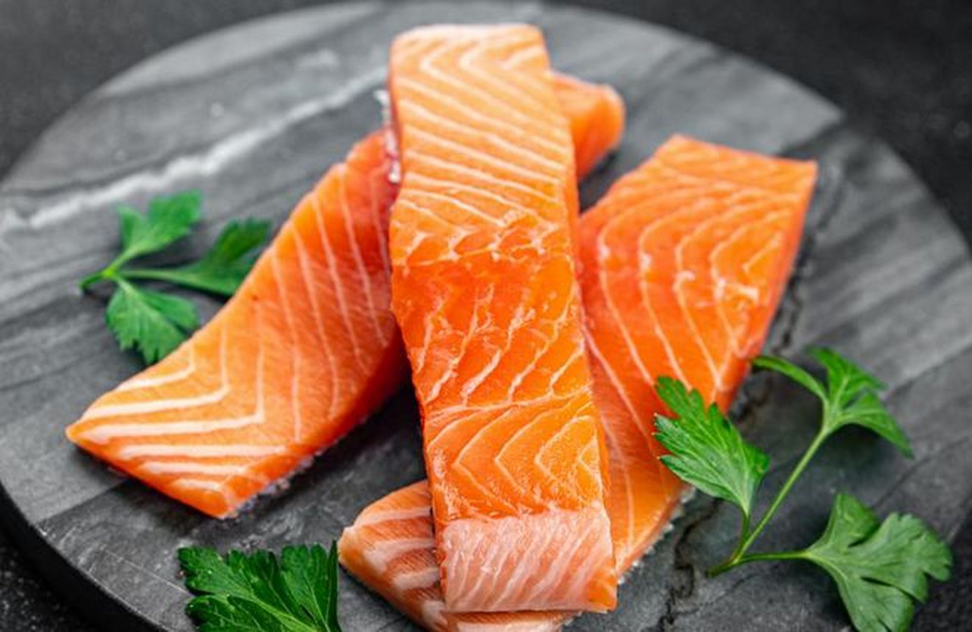 马哈鱼是大麻哈鱼或大马哈鱼的学名,属于鲑形目鲑科太平洋鲑属,也称为