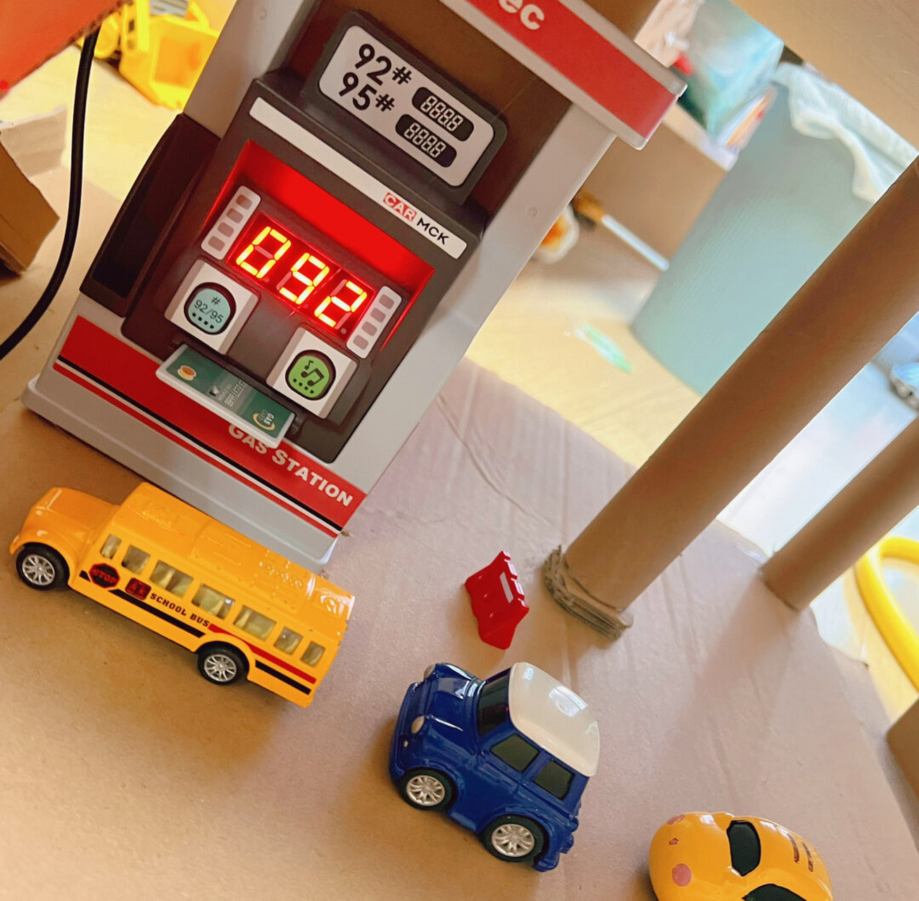 在受到启发后,我决定尝试制作一个纸箱停车场