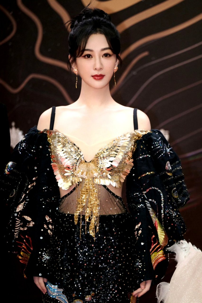 杨紫星光大赏三套礼服 完美蜕变  脱胎换骨的蜕变:红气养人的秘密  在
