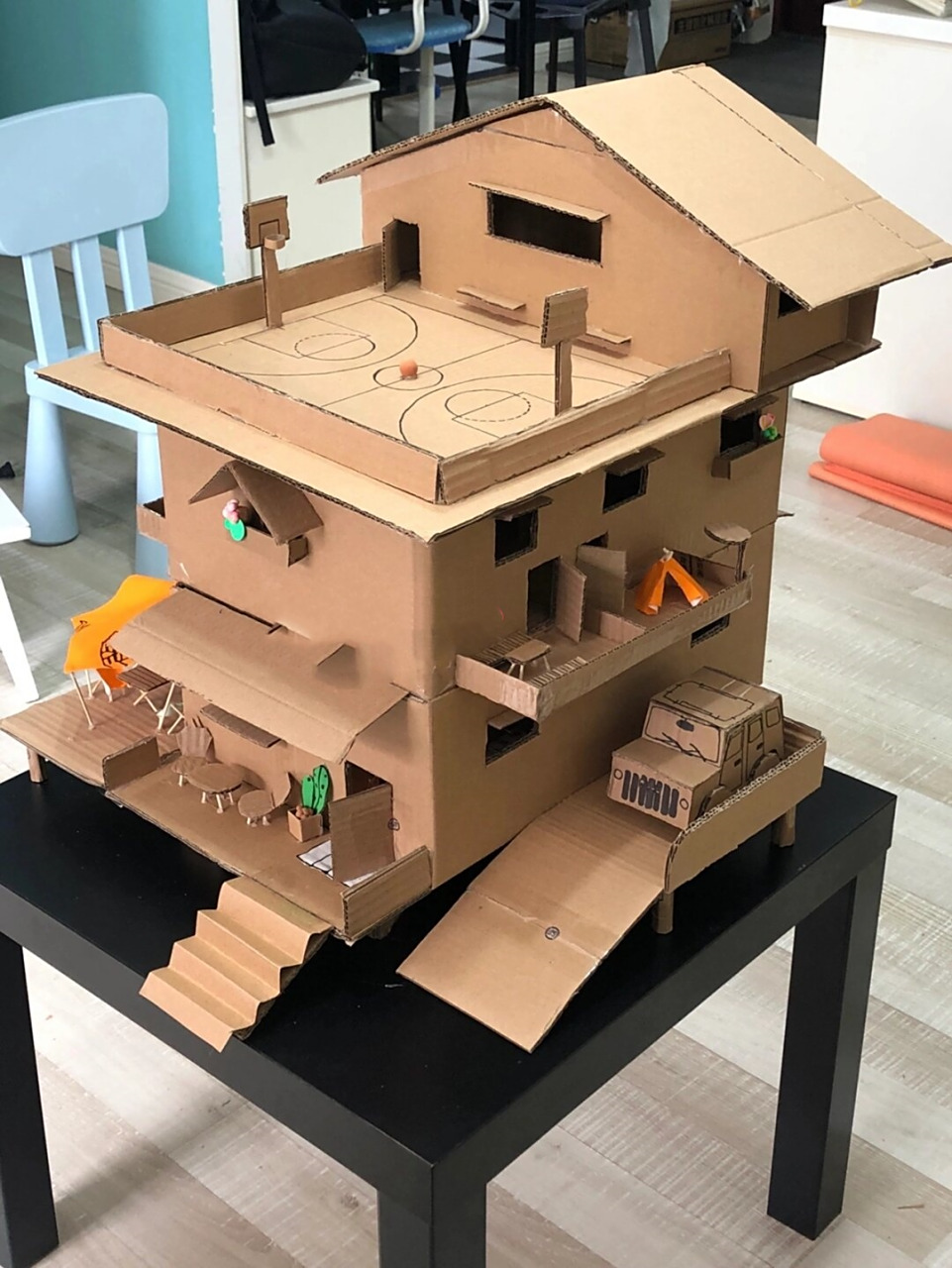 和孩子一起手工diy废纸箱制作小房子