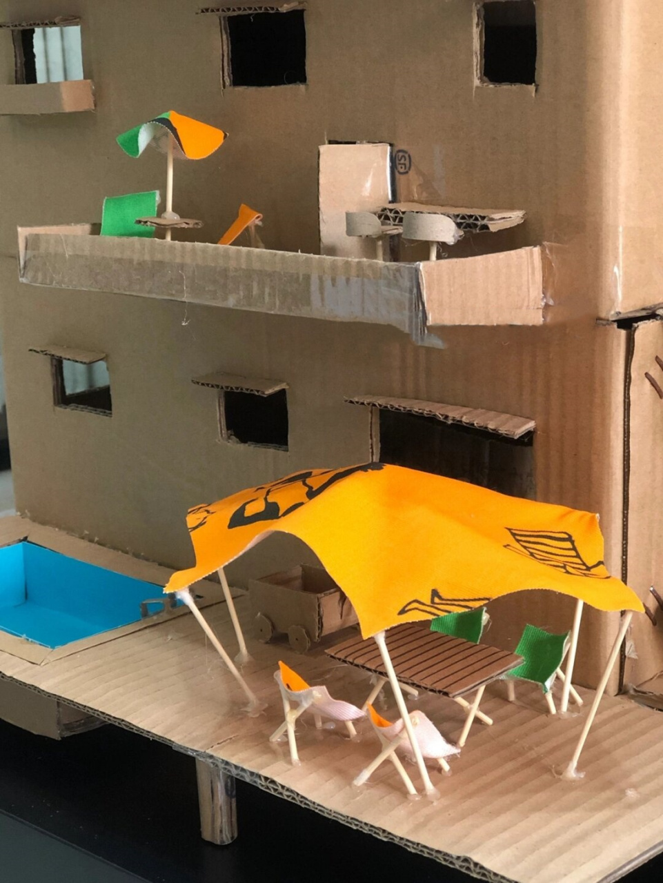 和孩子一起手工diy废纸箱制作小房子