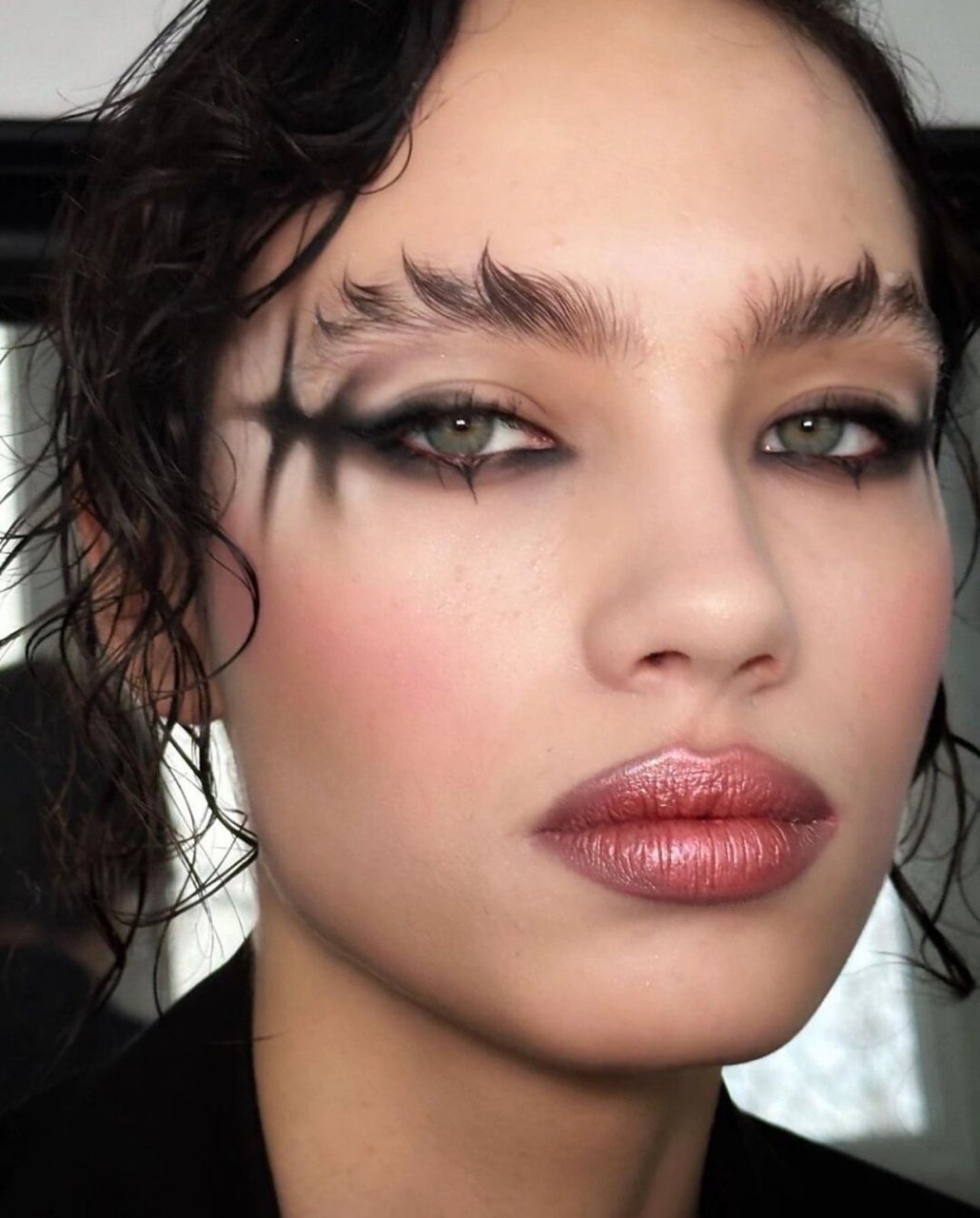 快来尝试这款妆容,展现你独特的个性吧!