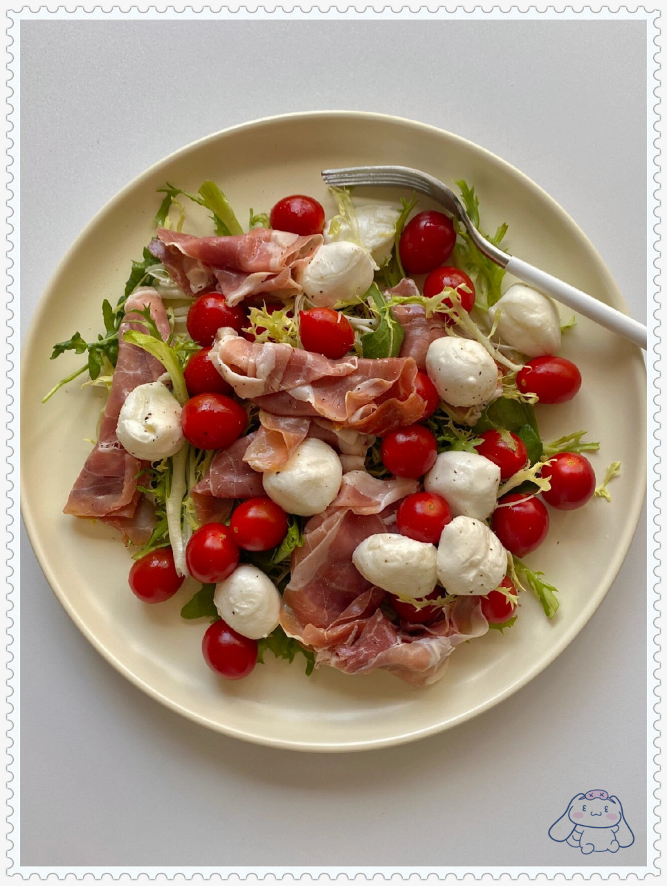 香气四溢,色香味俱佳的意式火腿番茄沙拉  将清爽的蔬菜铺在盘底,再加