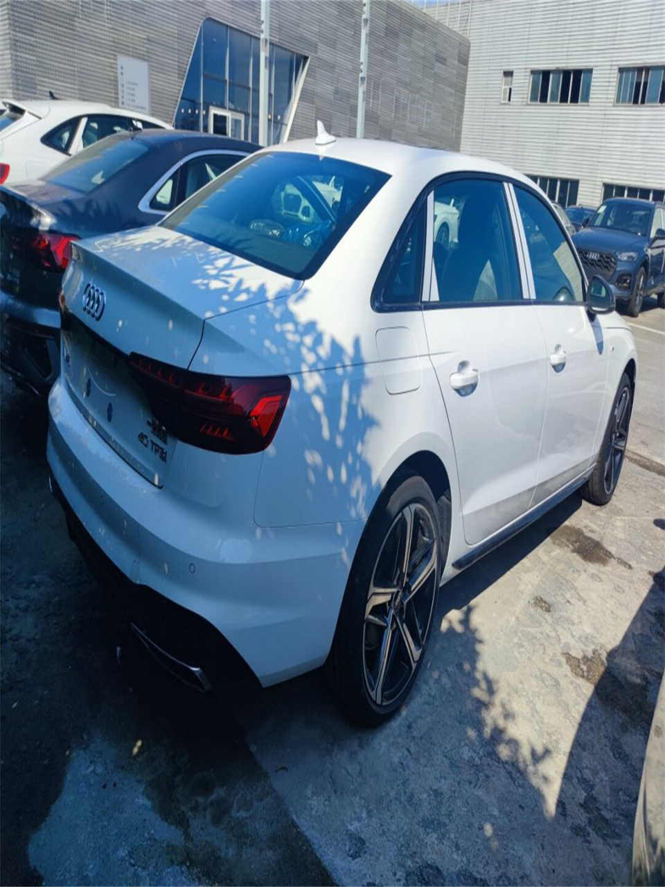 奥迪 a4l 40豪华 阿科纳白  看到这款奥迪a4l 40豪华动感,你是不是