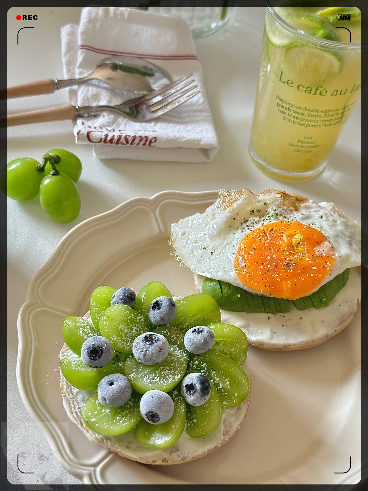 很小清新,夏天没胃口很适合吃甜口的贝果,自己做就可以放新鲜的水果了