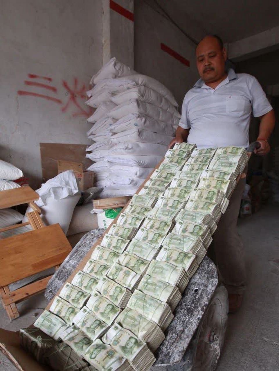 叔叔开了十家面店,供应商每次送货叔叔都是给他一麻袋钱数,成功把供应