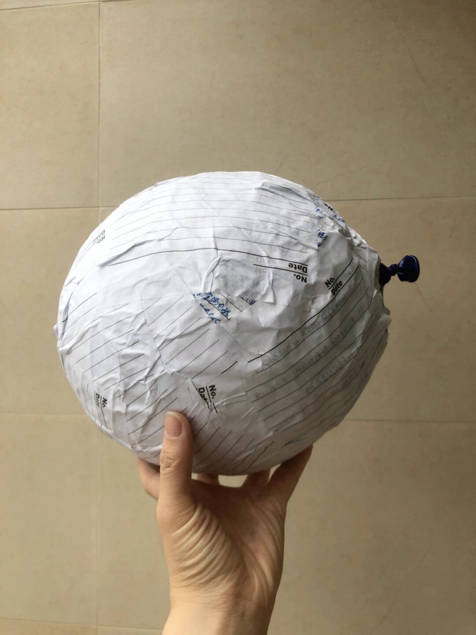 纸箱改造之宇航服  每当谈论到火箭和宇宙太空的主题,儿子总会深情地