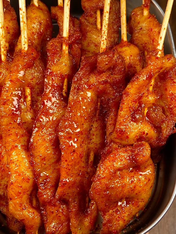 别说,用鸡胸肉做出来的味道真的跟炸里脊肉串的味道一样诶!