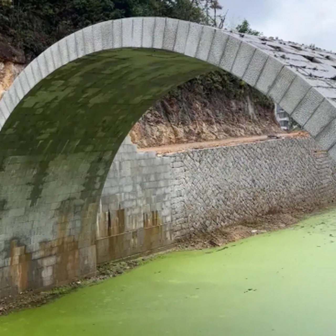 劳动人民的智慧,这样的拱桥感觉比钢铁水泥坚固,现在这手艺人怕是不
