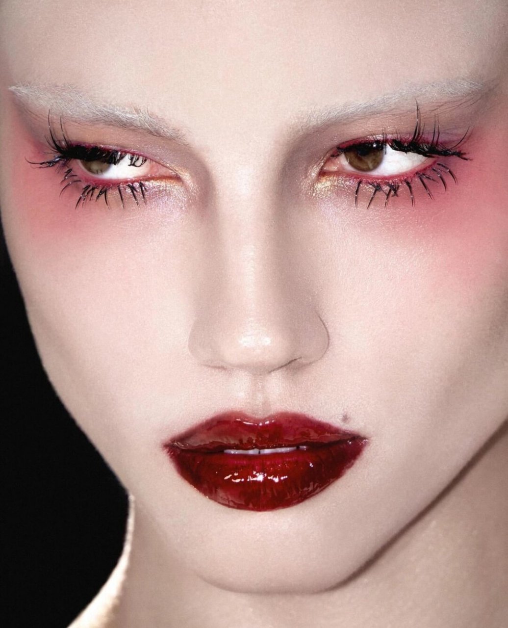 快来尝试这款妆容,展现你独特的个性吧!