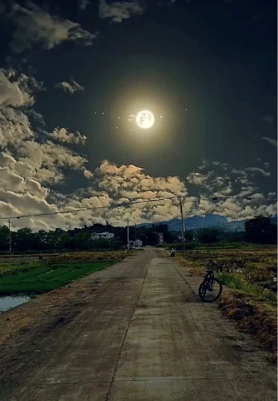 我妈说他们小时候的月夜是这样的,夏天晚上很多萤火虫常见,星空也很