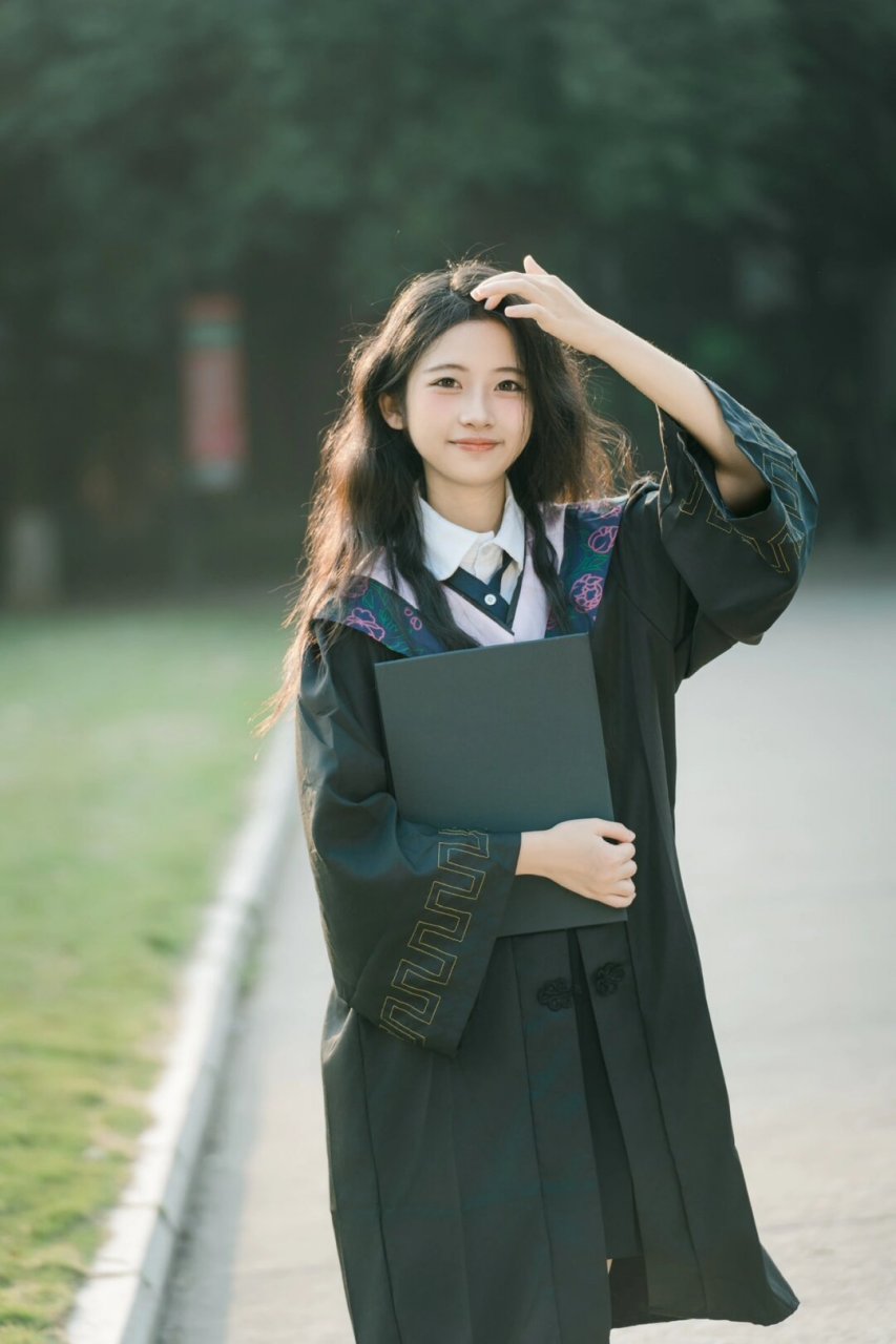 "转眼又到了毕业季" 答应我6015一定都要拍一组穿学士服的毕业照