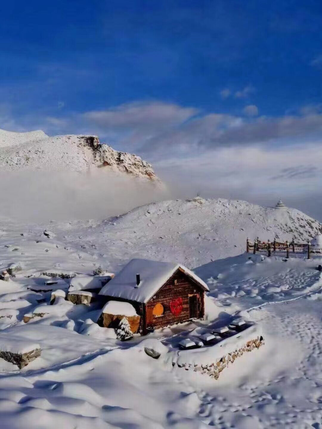 想要领略雪山的壮美吗?那么达古冰川就是你的绝佳选择