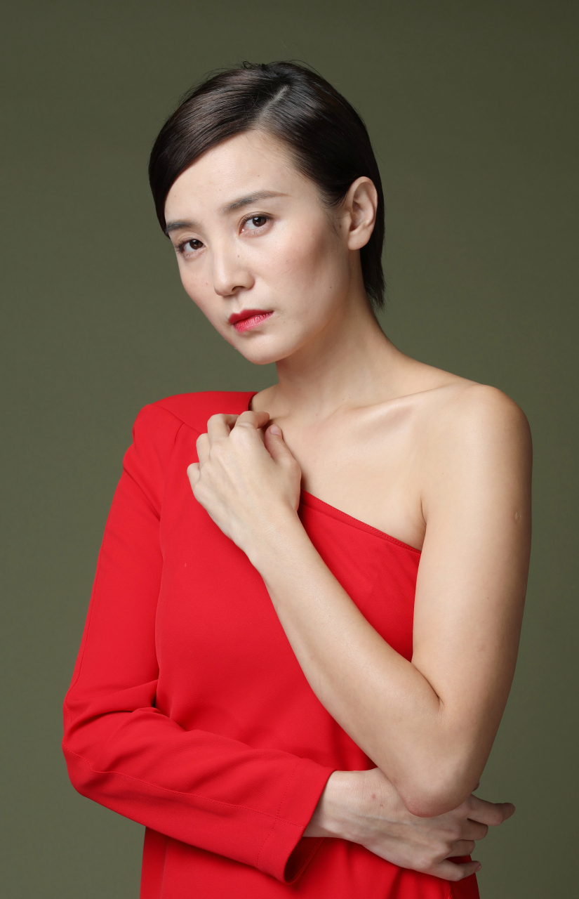 通过宋佳这组红色长裙的棚拍定妆照就能看出来,明星的皮肤状态其实和